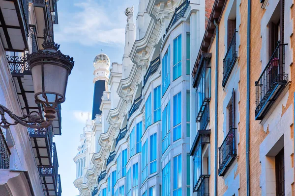 Ruas coloridas de Mardid no centro histórico da cidade — Fotografia de Stock