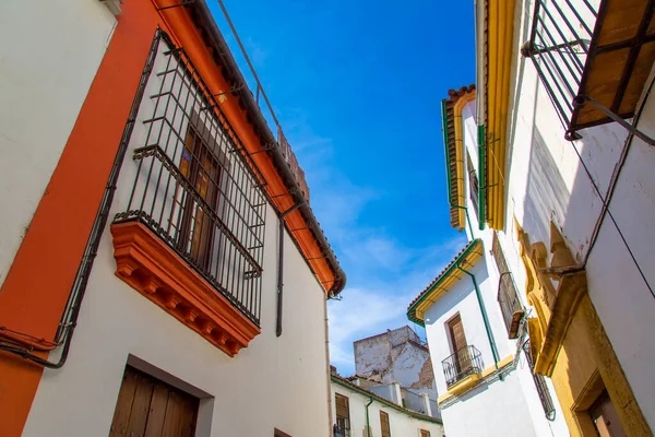 Cordoba ulice na slunný den v historickém centru města v blízkosti Mezquita katedrály — Stock fotografie