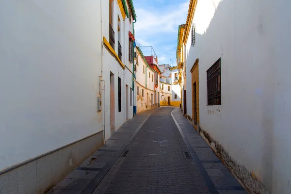 Le strade di Cordoba in una giornata di sole nel centro storico vicino alla Cattedrale di Mezquita — Foto Stock