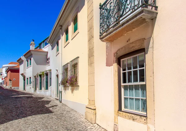 Portugália, Scenic utcák tengerparti üdülőhely város Cascais történelmi belvárosában — Stock Fotó