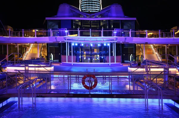 Бассейн для круизных лайнеров ночью на верхней палубе с живописным видом — стоковое фото