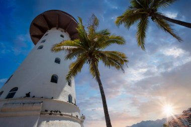 Meksika, Puerto Vallarta El Faro deniz feneri panoramik manzaralı Puerto Vallarta marinası