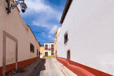 Zacatecas, Meksika, merkez katedralin tarihi merkezinde renkli eski şehir sokakları