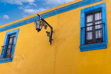 Zacatecas, Meksika, merkez katedralin tarihi merkezinde renkli eski şehir sokakları