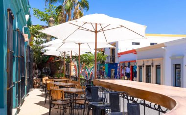 Meksika, sömürge sokakları ve tarihi merkezde San Jose del Cabo 'nun renkli mimarisi.