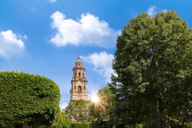 Meksika, Morelia, tarihi merkezde, Plaza de Armas 'daki Morelia Katedrali' nin popüler bir turizm merkezi.