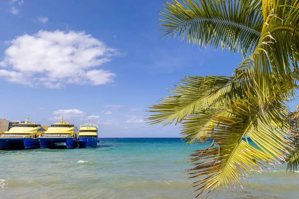 Mexico, hogesnelheidspassagiersveerboot Cozumel in de terminal Cozumel wachtend op passagiers naar Playa del Carmen — Stockfoto