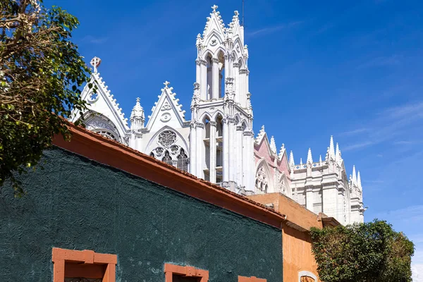 México, atracciones turísticas y coloridas calles y casas coloniales en el centro histórico de León — Foto de Stock