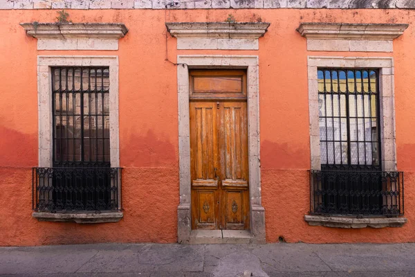 Мексика, Морелія туристичні пам'ятки барвистих вулиць і колоніальних будинків в історичному центрі. — стокове фото
