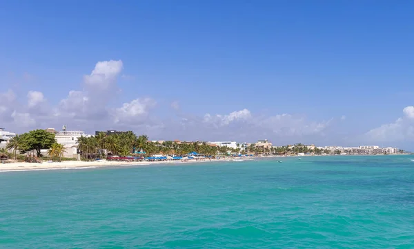 Mexiko malebné pláže playas a hotely Playa del Carmen, populární turistická destinace — Stock fotografie