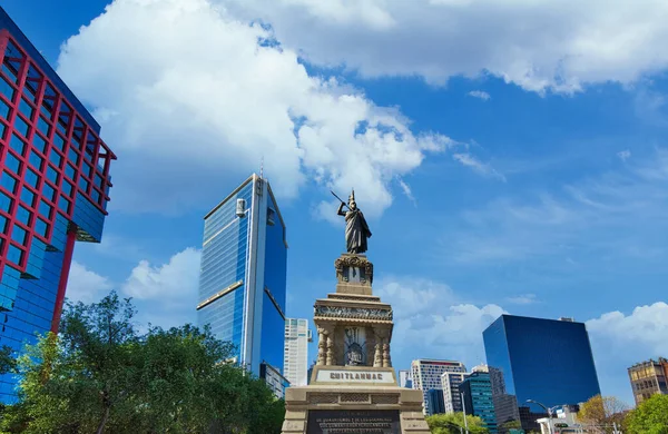 México, Cidade do México, Monumento a Cuauhtemoc perto de Zocal e centro financeiro — Fotografia de Stock