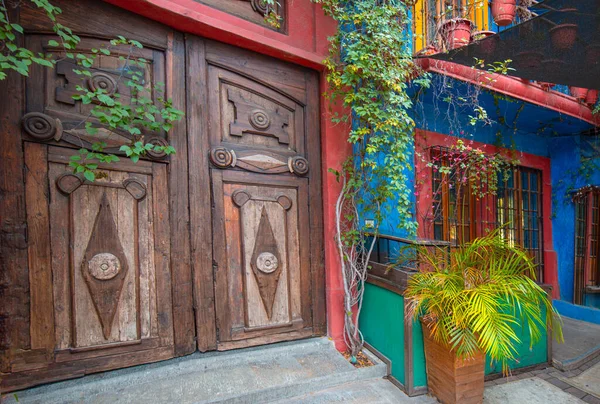 México, Monterrey, coloridas casas históricas en Barrio Antiguo, una famosa atracción turística —  Fotos de Stock