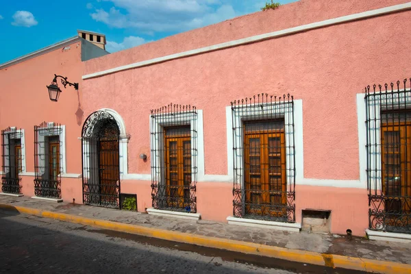 México, Monterrey, casas históricas coloridas em Barrio Antiguo, uma famosa atração turística — Fotografia de Stock