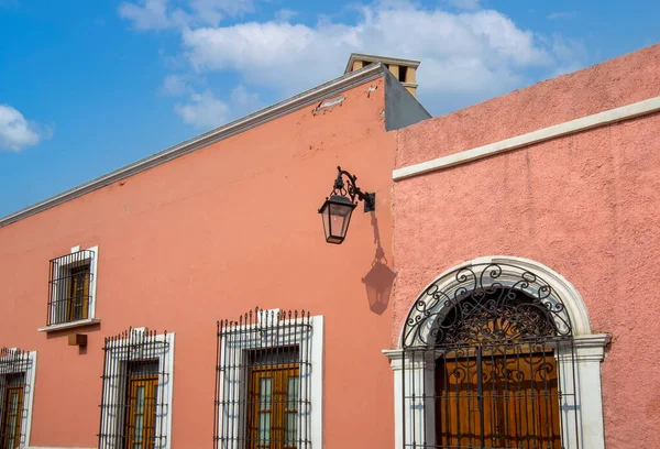 Mexiko, Monterrey, barevné historické domy v Barrio Antiguo, slavná turistická atrakce — Stock fotografie