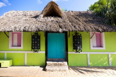 Cancun, Meksika yakınlarındaki Cozumel, renkli evler ve sömürge merkezi ve turizm alışveriş bölgesi