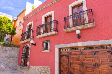 Zacatecas, Meksika, merkez katedralin yakınlarındaki tarihi merkezde renkli eski şehir sokakları