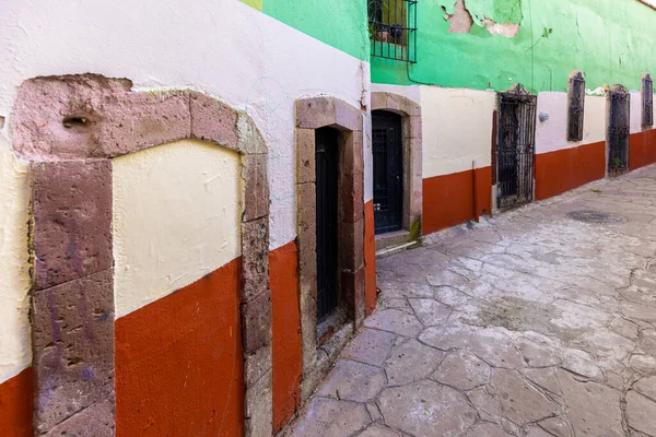 Zacatecas, México, coloridas calles coloniales de la ciudad vieja en el centro histórico cerca de la catedral central — Foto de Stock