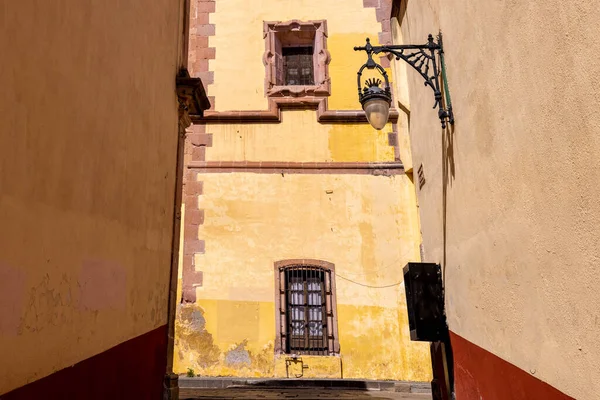 Zacatecas, México, coloridas calles coloniales de la ciudad vieja en el centro histórico cerca de la catedral central — Foto de Stock