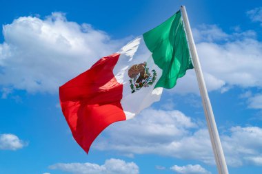 Los Cabos San Jose Del Cabo, Meksika. Üç renkli Meksika bayrağı direkte gururla sallanıyor.