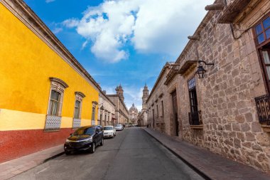 Meksika, Morelia turistik merkezi. Renkli sokaklar ve tarihi merkezlerdeki koloni evleri.