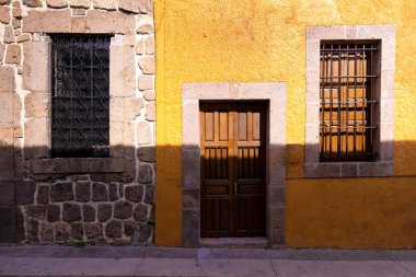 Meksika, Morelia turistik merkezi. Renkli sokaklar ve tarihi merkezlerdeki koloni evleri.