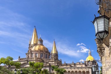 Meksika, Guadalajara Katedral Bazilikası Plaza de Armas ve Özgürlük Meydanı yakınlarındaki tarihi merkezde.