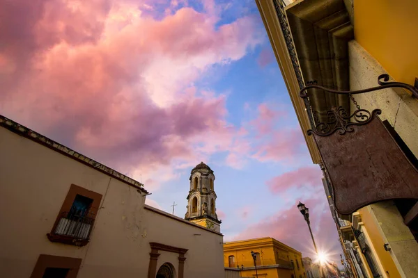 Oaxaca, Mexiko, Scénická ulice starého města a barevné koloniální budovy v historickém centru města — Stock fotografie