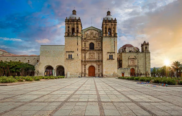 멕시코, 역사적 인 오악사카 시 중심부에 있는 산토도밍고 대성당 — 스톡 사진