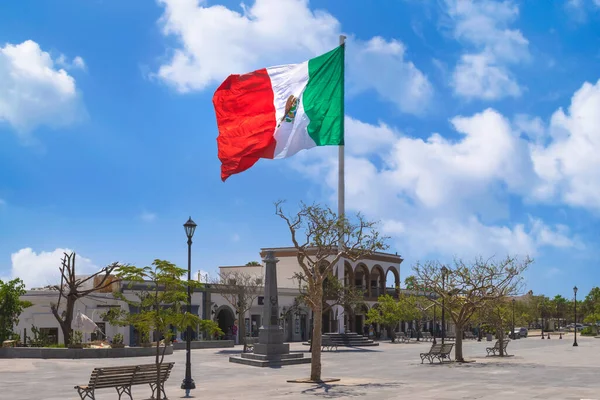 Los Cabos San Jose Del Cabo, Mexiko, Mexikanska tricolor nationella randiga flagga stolt viftar på masten — Stockfoto
