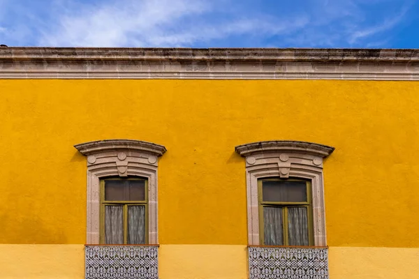 México, atracción turística Morelia calles coloridas y casas coloniales en el centro histórico — Foto de Stock