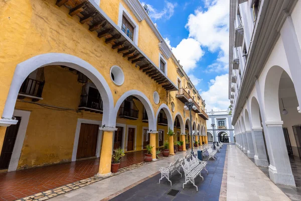 México, Palácio Municipal de Veracruz e ruas coloniais no centro histórico — Fotografia de Stock