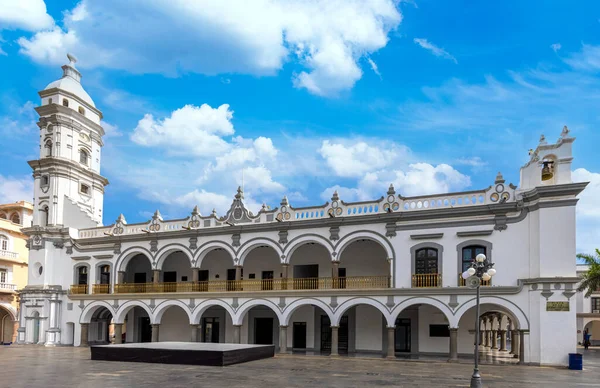 México, Palácio Municipal de Veracruz e ruas coloniais no centro histórico — Fotografia de Stock