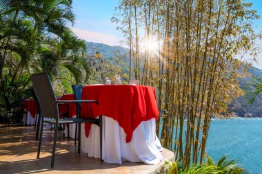 Meksika, Puerto Vallarta, romantik lüks restoran ve Banderas Körfezi yakınlarında manzaralı okyanus vadileri.