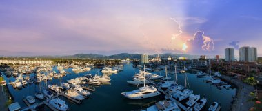 Meksika, Puerto Vallarta 'da gün batımında Marina ve yat kulübünün panoramik manzarası