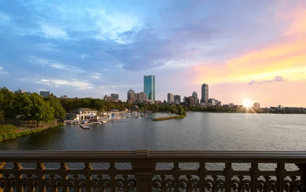 EE.UU., Vista panorámica del horizonte de Boston y el centro de la ciudad desde el puente Longfellow sobre el río Charles —  Fotos de Stock