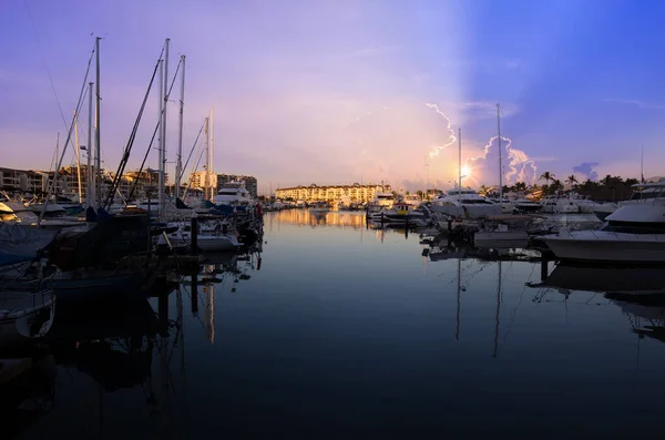 México, Vista panorámica de Marina y club náutico en Puerto Vallarta al atardecer — Foto de Stock