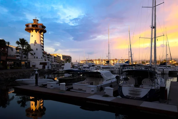 Mexique, Vue panoramique de la Marina et du yacht club à Puerto Vallarta au coucher du soleil — Photo