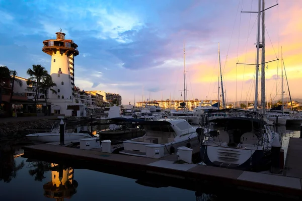 México, Vista panorámica de Marina y club náutico en Puerto Vallarta al atardecer — Foto de Stock