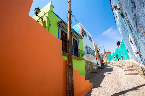 瓜纳华托，墨西哥，瓜纳华托历史中心五彩斑斓的殖民地街道和建筑 — 图库照片