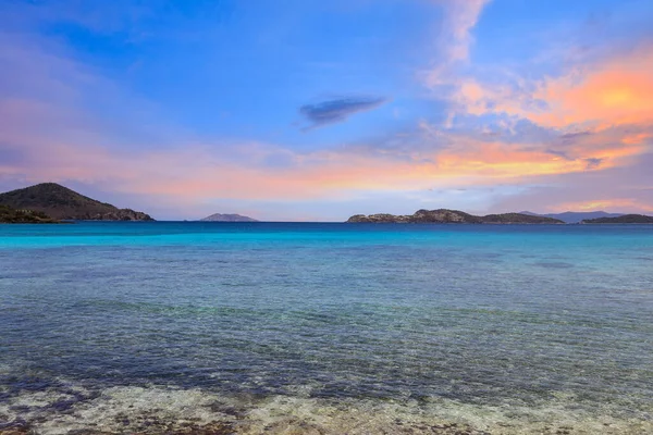 Spiaggia panoramica dello Zaffiro dei Caraibi sull'isola di Saint Thomas vicino alla baia di Charlotte Amalie — Foto Stock