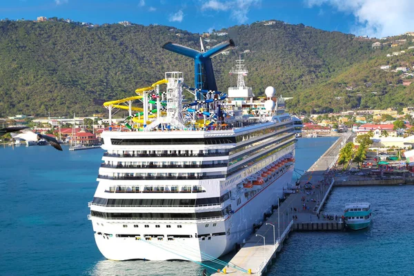 Luxusní výletní loď směřující na dovolenou plavba kolem Karibských ostrovů — Stock fotografie