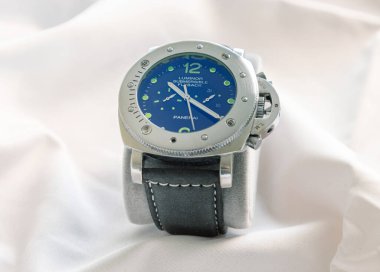 Panerai Luminor beyaz arka planda gösterilen lüks lüks saat
