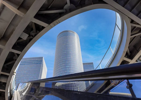 Israel, Tel Aviv distrito financiero skyline incluye centros comerciales y oficinas de alta tecnología — Foto de Stock