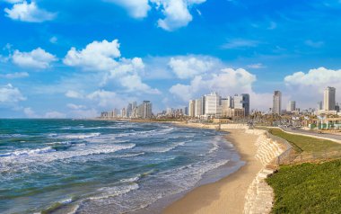 İsrail sahili Tel Aviv kıyı şeridi Eski Jaffa limanı yakınlarındaki oteller ve plajlarla doludur..