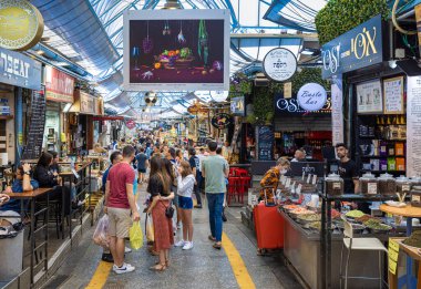 Kudüs, İsrail, 17 Nisan 2022: Yerli ve turistlerin beğendiği ünlü Kudüs Mahane Yehuda Market restoranları