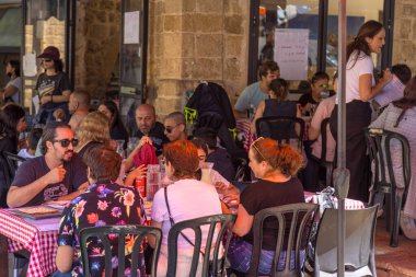 Tel Aviv, İsrail, 15 Nisan 2022: Sahne Tel Aviv Namal Yafo tarihi Jaffa limanı restarantlar, sanat galerileri, butikler ve eski evler