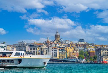 İstanbul 'daki Boğaz, İstanbul' daki İstanbul turu tekneleri ve İstanbul camileri ve tarihi merkez manzarası.