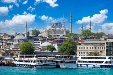 İstanbul 'daki Boğaz, İstanbul' daki İstanbul turu tekneleri ve İstanbul camileri ve tarihi merkez manzarası.