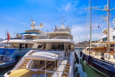 Fransa, Cannes, 10 Mayıs 2022: Cote D Azur ve French Riviera, Cannes marinası ve tarihi kent merkezi ve Festival ve Konferans Sarayı yakınlarındaki eski şehir