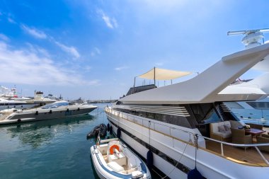 Fransa, Fransız Rivierası, Monako Körfezi 'nde lüks yatları ve arabaları olan Monte Carlo marinası..